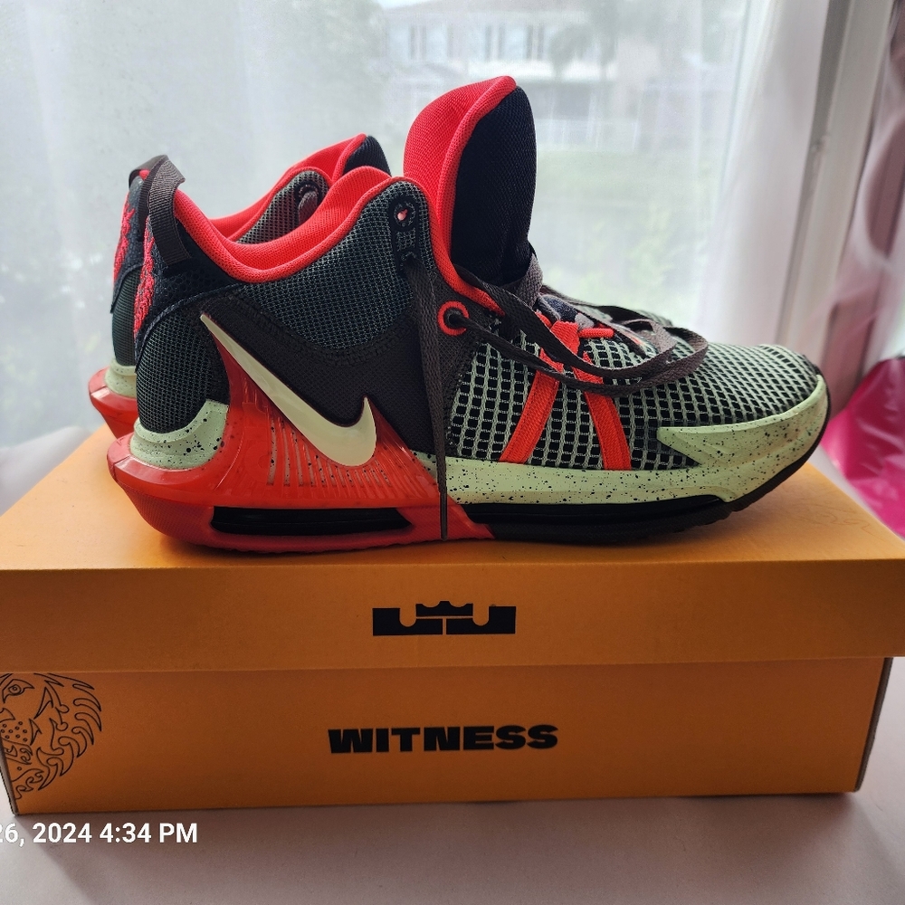 Men's Nike LeBron Witness VII Size 11